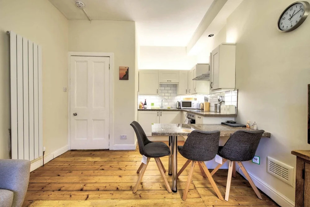 Lovely 2bdr Apartment in West End for 4 Guests!