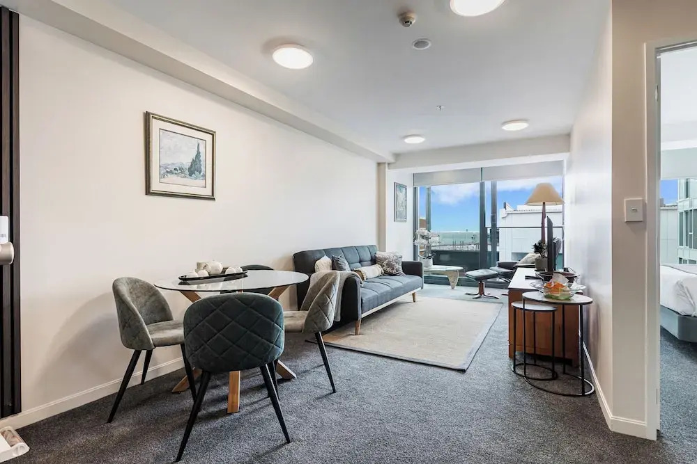 Zodiak Stays: Cozy CBD 2BR Near Top Dining Spots