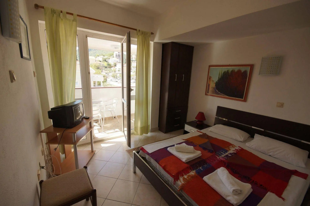 LaRos Apartments