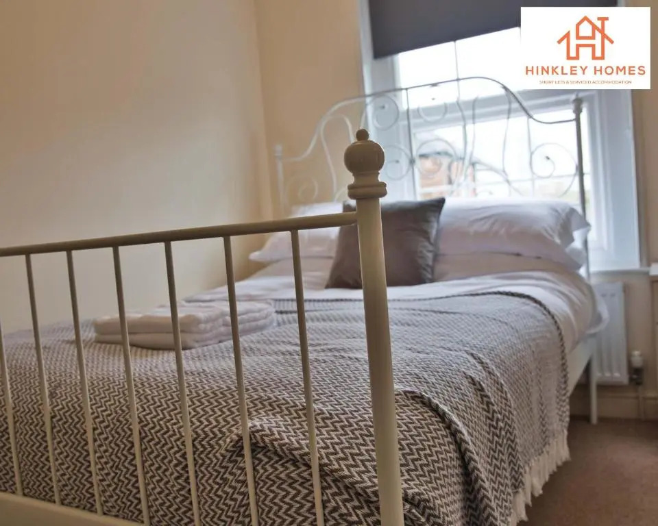 Centrally Tucked Away Private 4bed - Free parking! By Hinkley Homes Short Lets & Serviced Accommodation