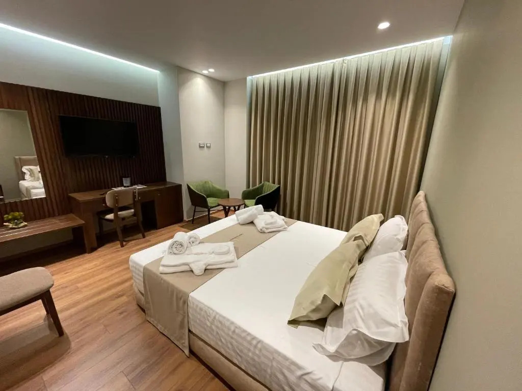 WHITE CROWN HOTEL