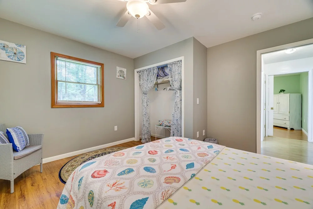 Peaceful Pocono Retreat: Hot Tub & Covered Deck!