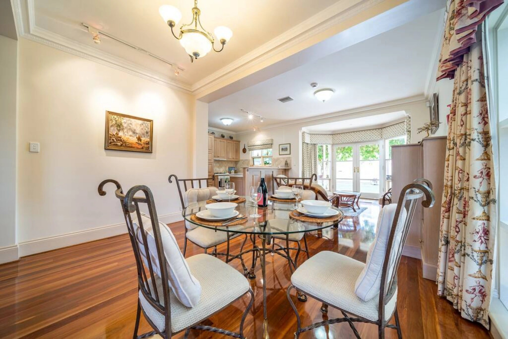 Glenelg Beach Stylish 2 Story Townhouse Sea View
