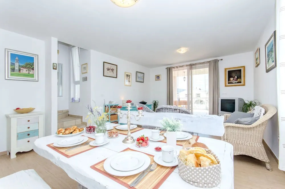 House Anela