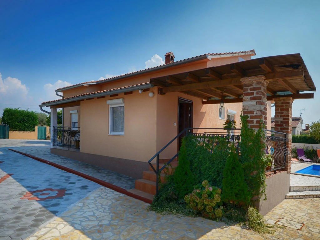 Modern apartment located on the ground floor with shared pool, near Porec