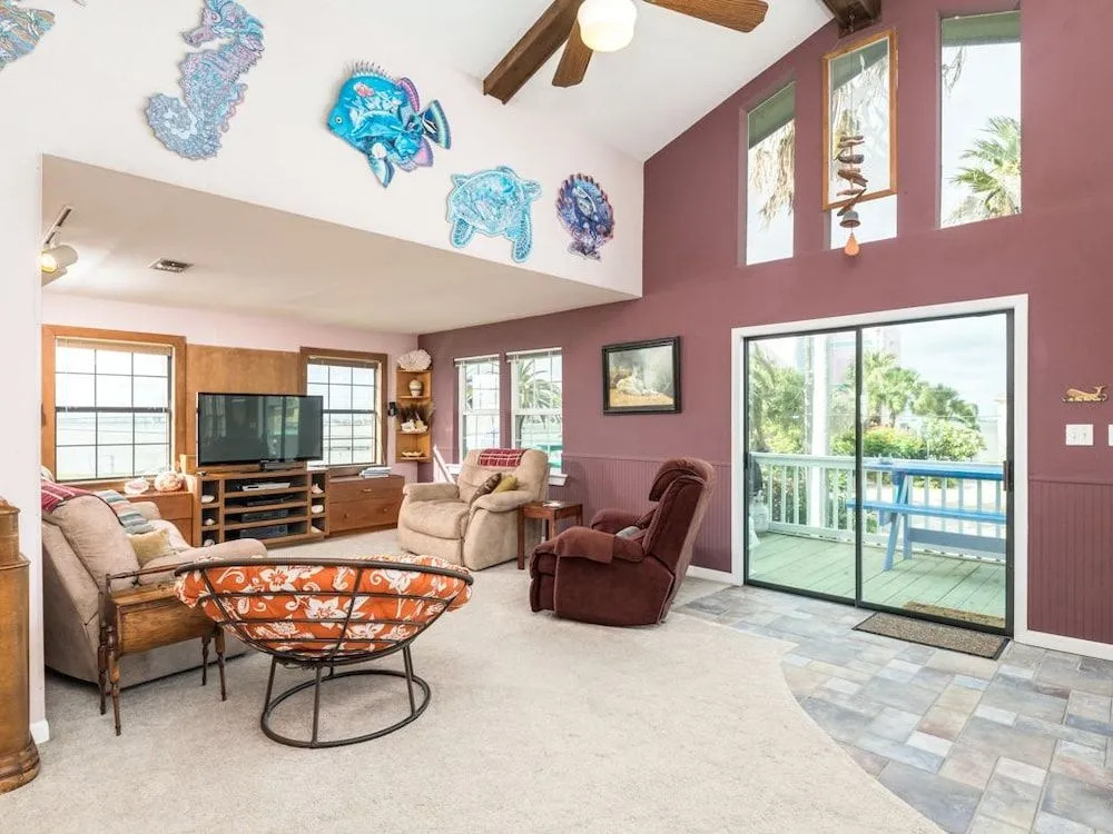 103 Galveston home - 3 Br home by RedAwning
