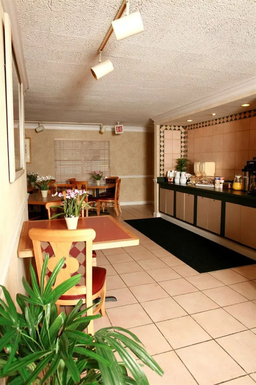 Rodeway Inn & Suites