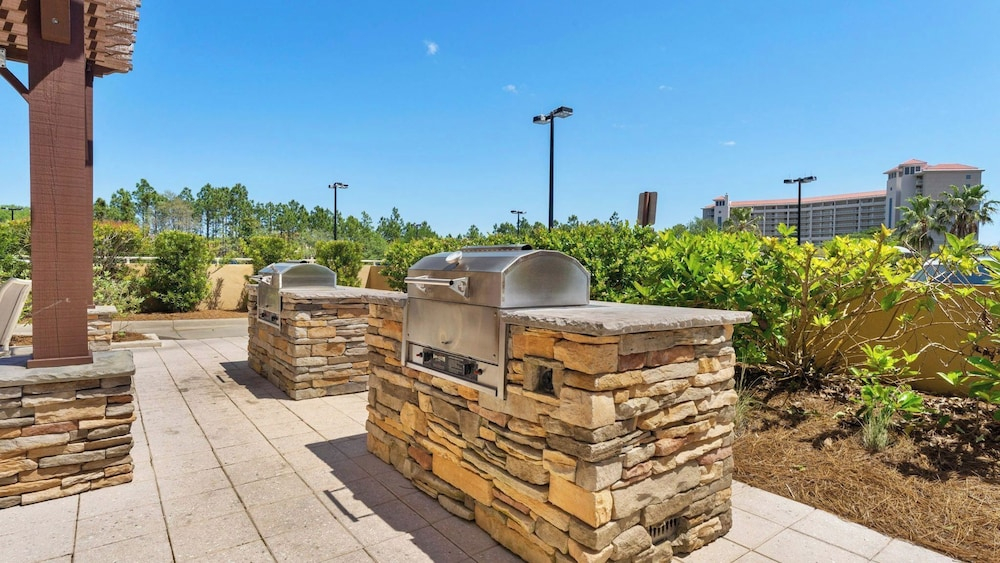 Miramar Beach Studio w/ Pool, Tennis & Walk to Beach Luau Eastern Sky