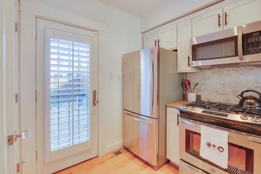 2 Mi to National Mall: Stunning Townhome w/ Patio!