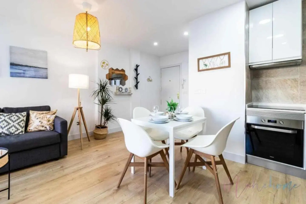 Apartamento 2 en Estadio del Sevilla, 3 habitaciones,4 camas y metro