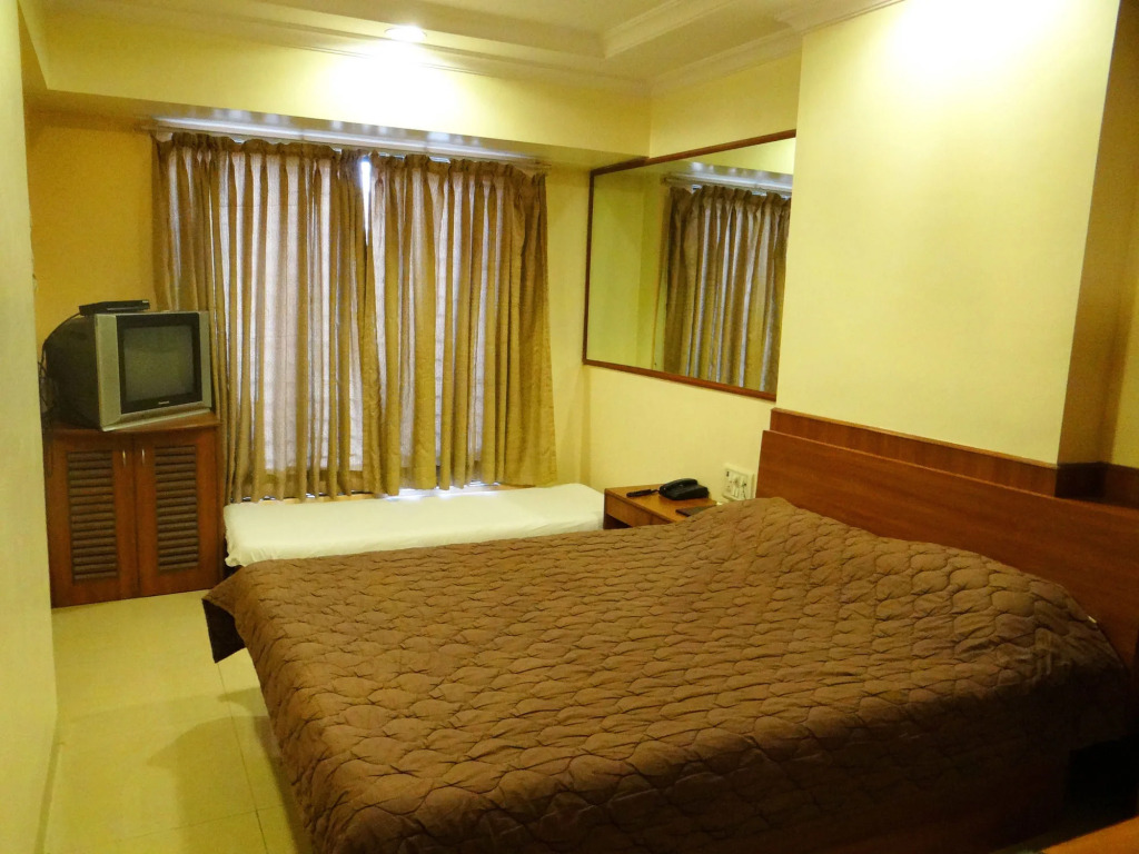 Hotel Lucky Near Nesco