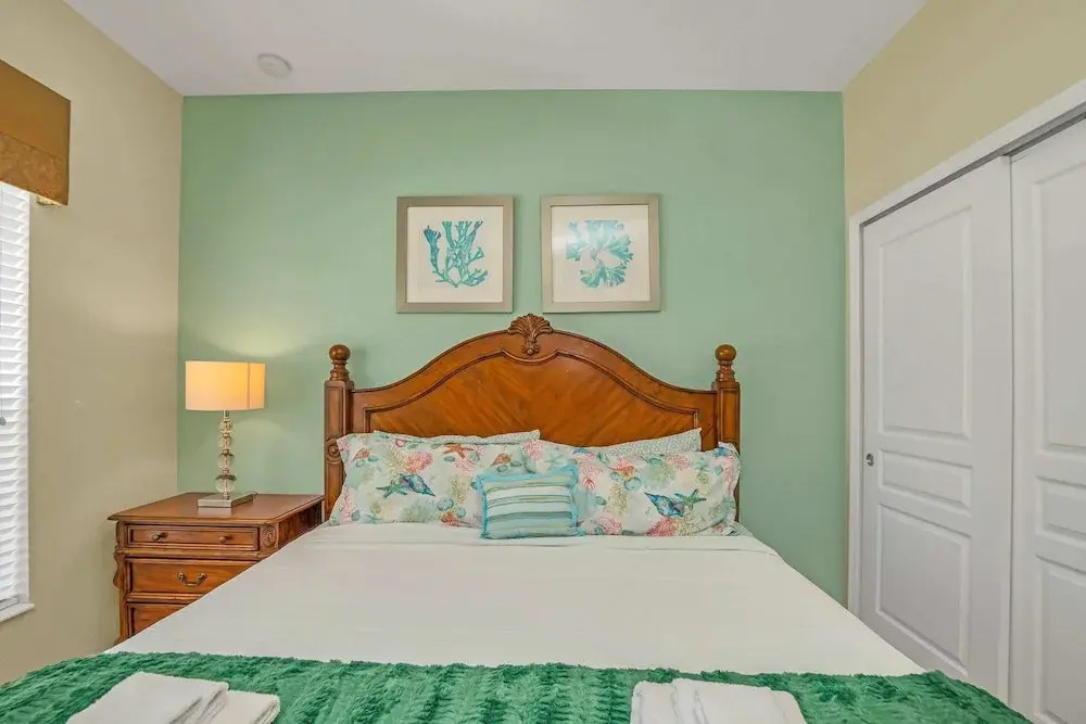 Lovely Decor and Large Pool Area! Less Than 5 Miles to Disney. #4wh633