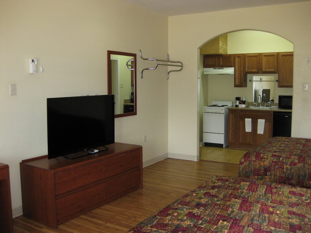 Scottish Inn and Suites