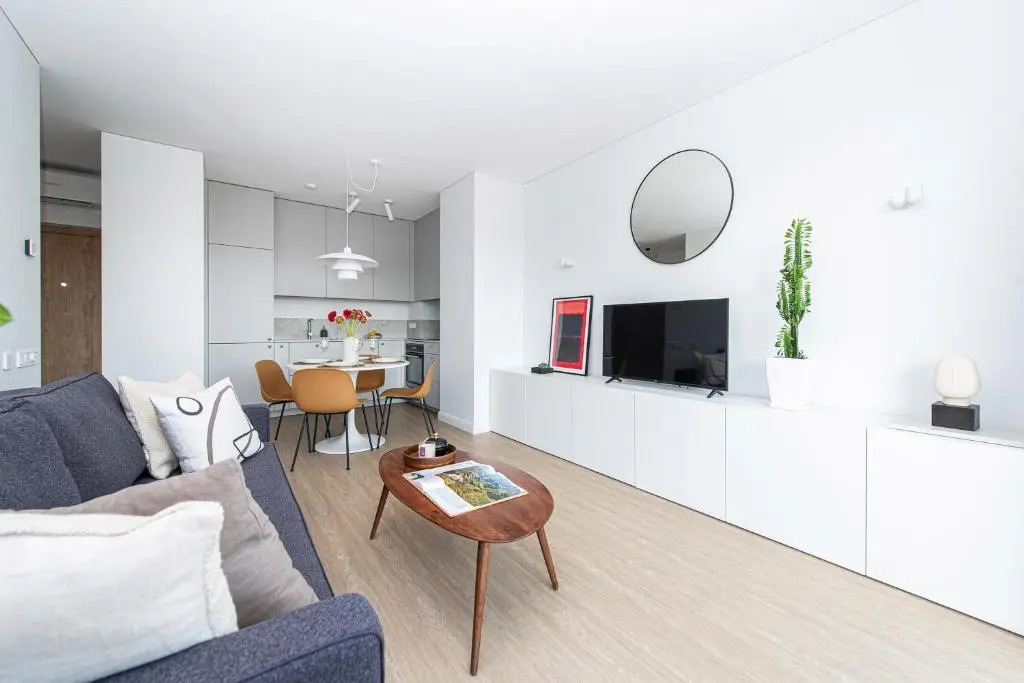 New Modern Apt with Garage Parking, Balcony, by Cohost