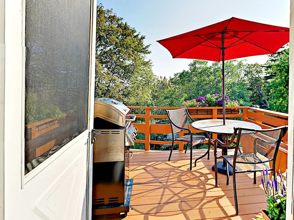 Romantic Crowâ€™s Nest Hideaway 1 Bedroom Apts