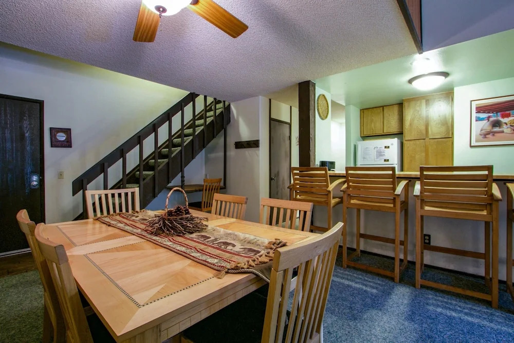 Summit 277 Pet-Friendly, Open Floor Plan, Walk to the Slopes by RedAwning