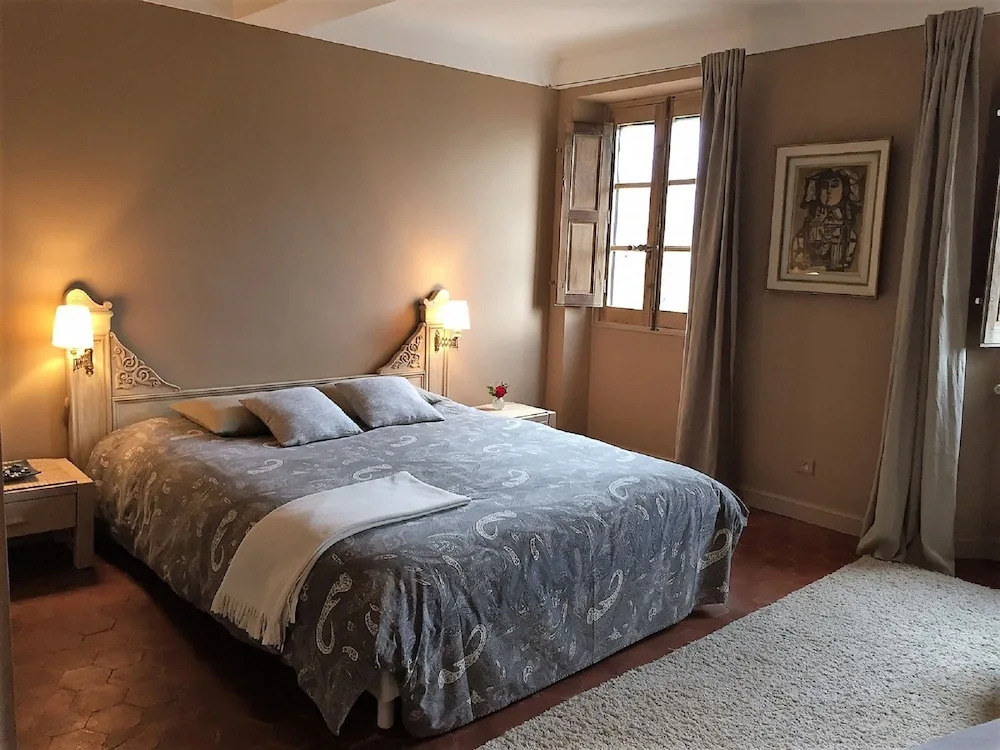 18thC perfumers home, heated pool & view