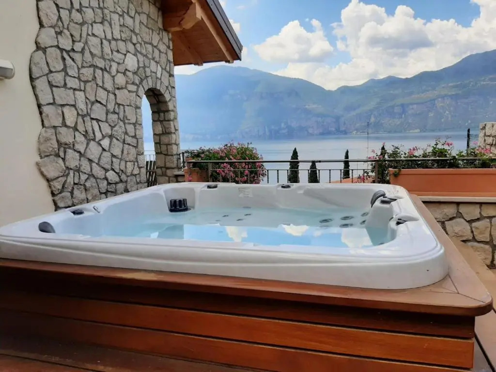 Appartamento DELUXE 1 con vasca idromassaggio vista Lago di Garda, riscaldata, privata e utilizzabile tutto l'anno