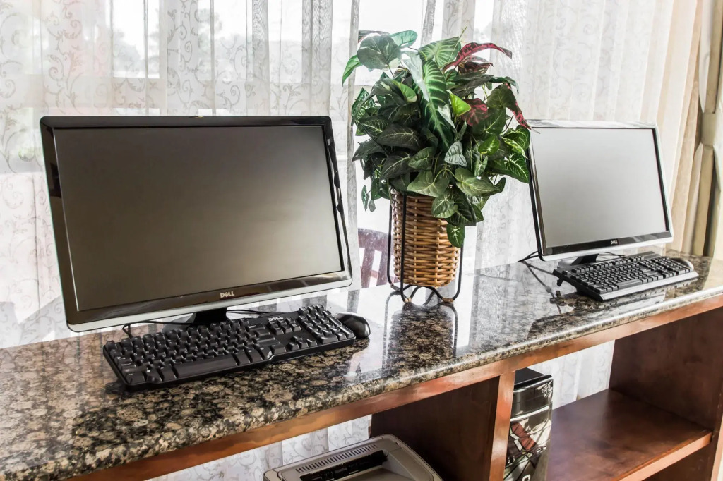 Econo Lodge Inn And Suites Near Florida Mall