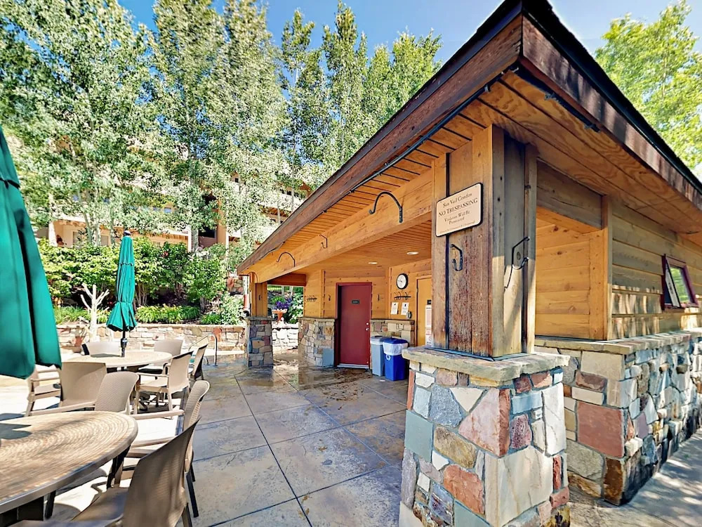 New Listing! W/ Pool -- Walk To Ski Lift 3 Bedroom Condo