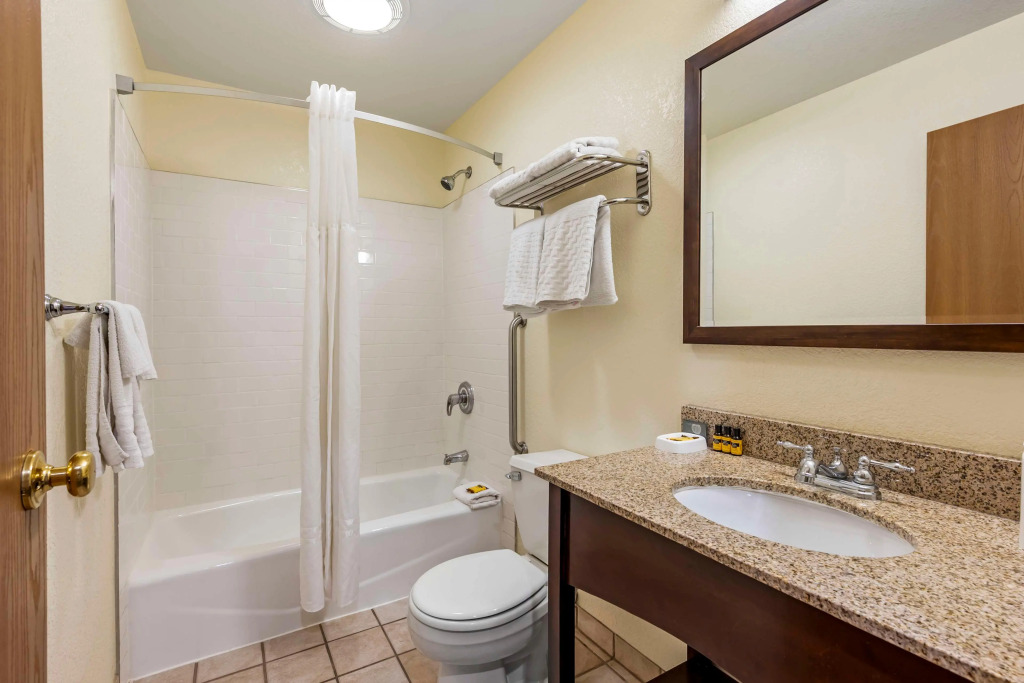 Eagle Lodge and Suites