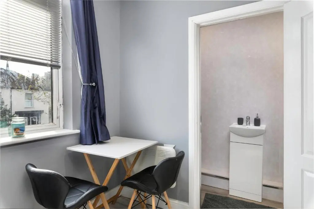 Stockton town centre studio apartments free parking and Wi-Fi