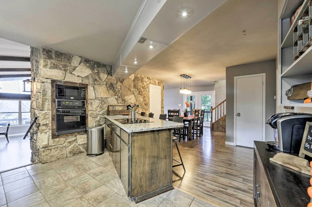 Bright n Breezy Waterfront Lake Granbury Getaway!