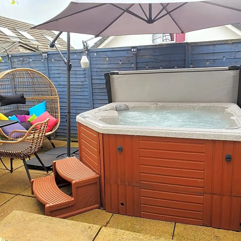 The Green Monkey Lux Suite at The Grumpy Schnauzer B&B Private Hot Tub, Gym, Breakfast, Stunning
