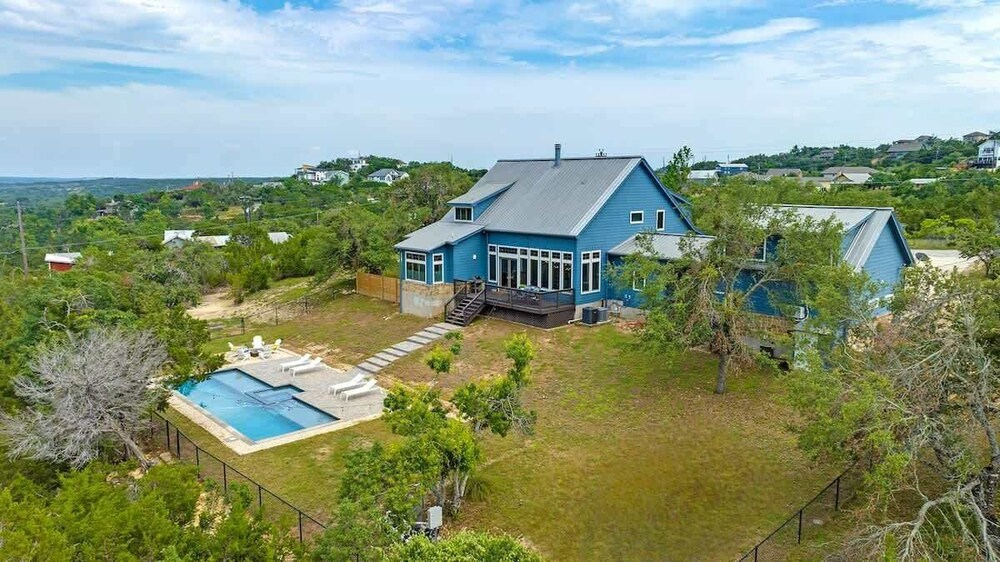 Luxurious Lake Park House: Sleeps 25, Pool, Hot-tub, Firepit and Game Room!