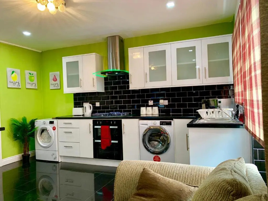 London 2 Bedroom Apartment, Kitchen, Reception and Private Garden