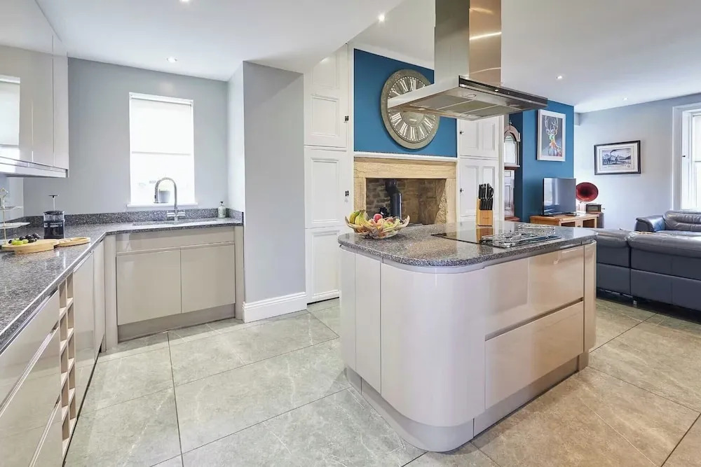 House Sleeps 10 With Parking and Garden