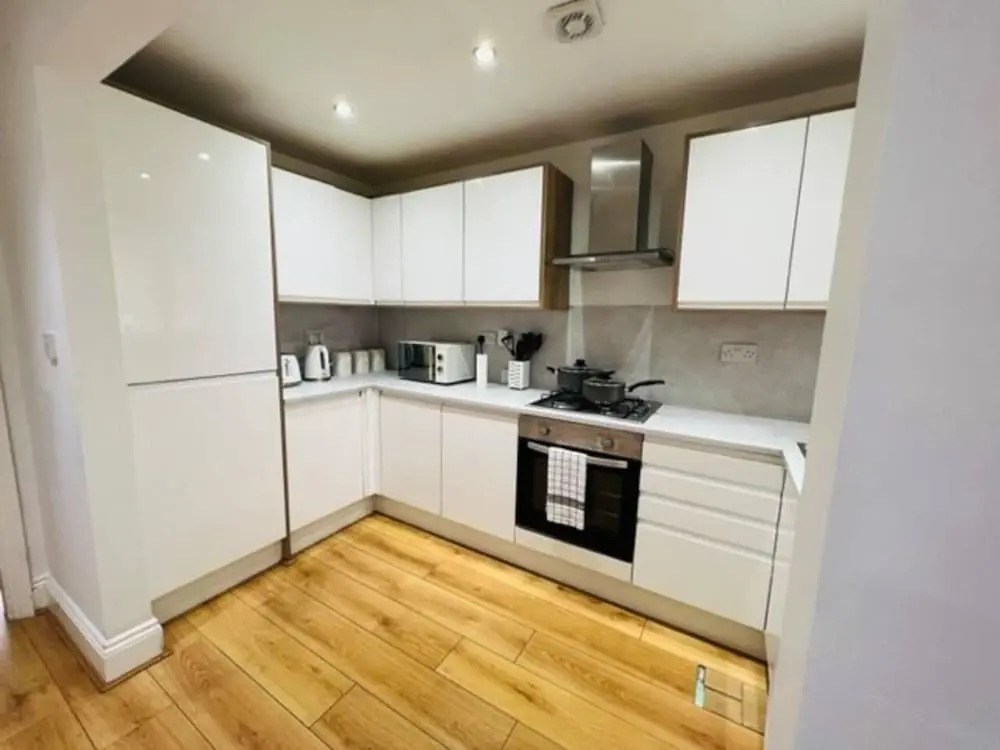 4 Bed House - Sleeps 9 - Garden - Parking - Wifi