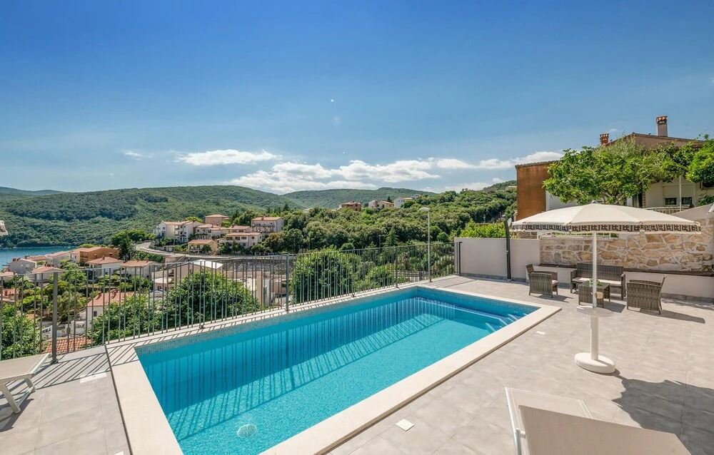 4 Bedroom Beautiful Home In Rabac
