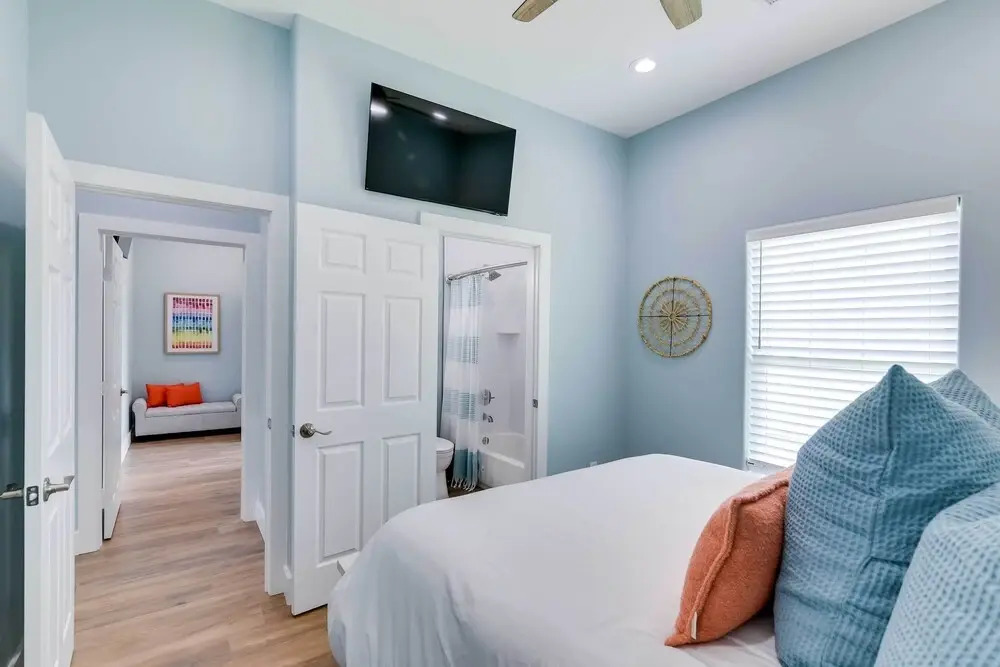 Steps to Coast! Beach Home w/ 2 Decks in Galveston