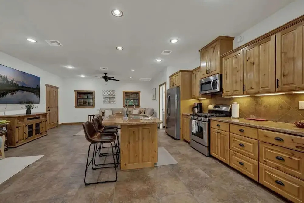 Oakridge Ranch: Pool + Hot-tub, Pickleball Court, Whiskey & Wine Room