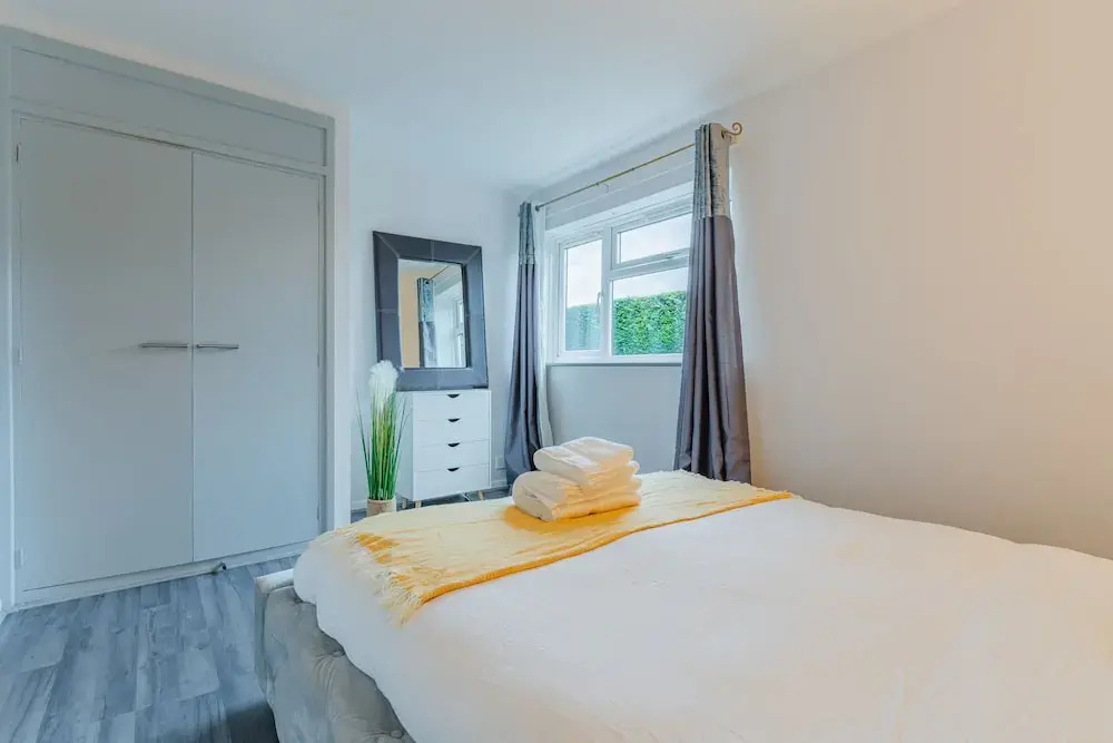 1bed-sleeps2-parking-nearcitycentre-jlr-nec