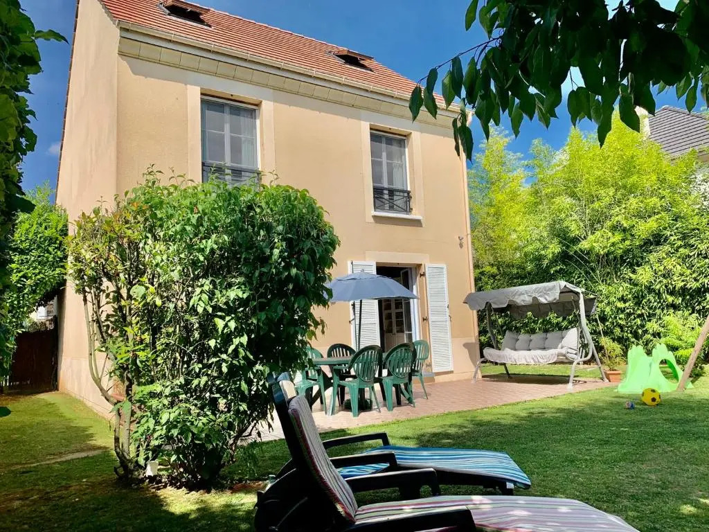 DISNEY PRIVATE GARDEN VILLA 4 bedrooms for 8 to 10 people with 3 bathrooms Netflix Wifi Disney Plus