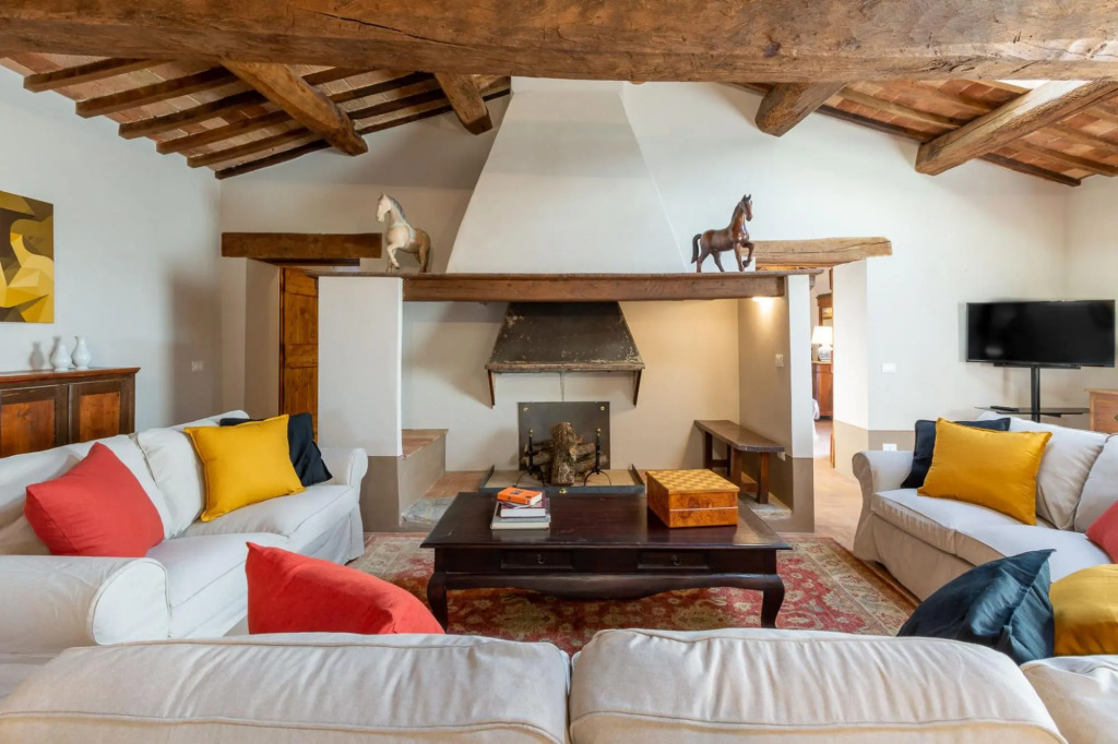 Podere Acqua Calda is an old stone farmhouse, recently renovated, located within walking distance fr-Podere Acqua Calda