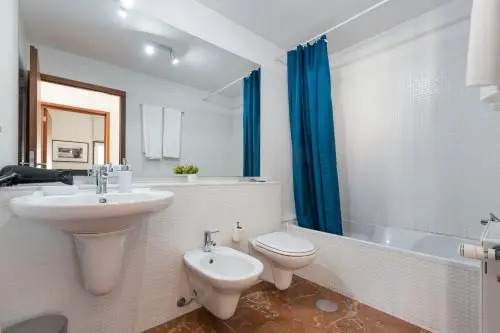 LovelyStay - Casas Brancas - Modern Apartment with Balcony & free private parking