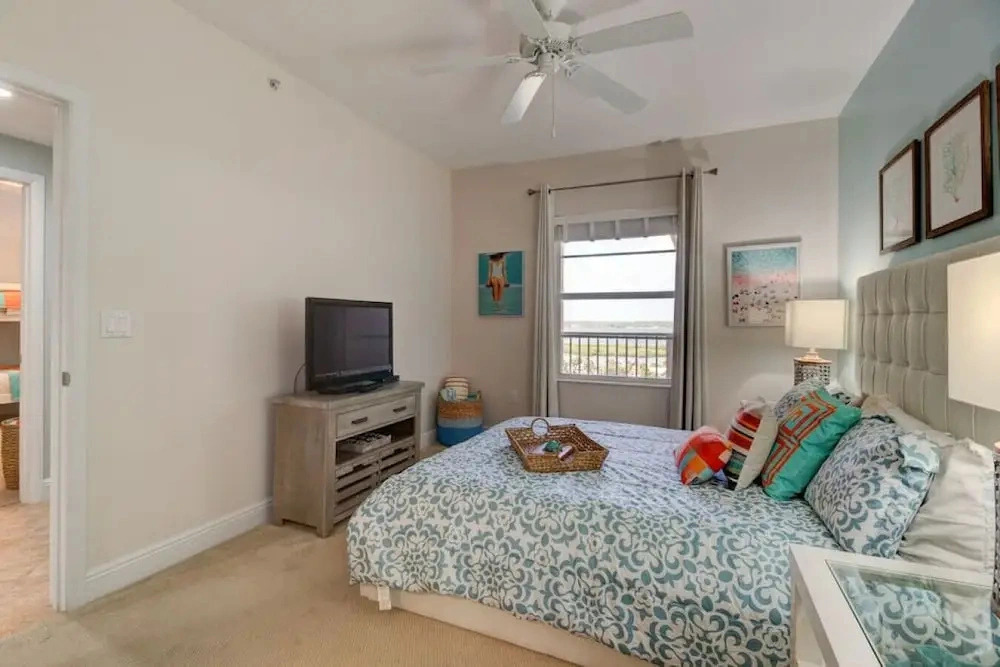 Elegant Oceanfront Pool Hot Tub at Sanibel Condos