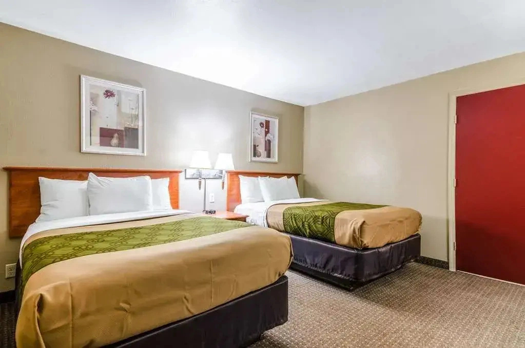 Econo Lodge Inn & Suites I 35 At Shawnee Mission