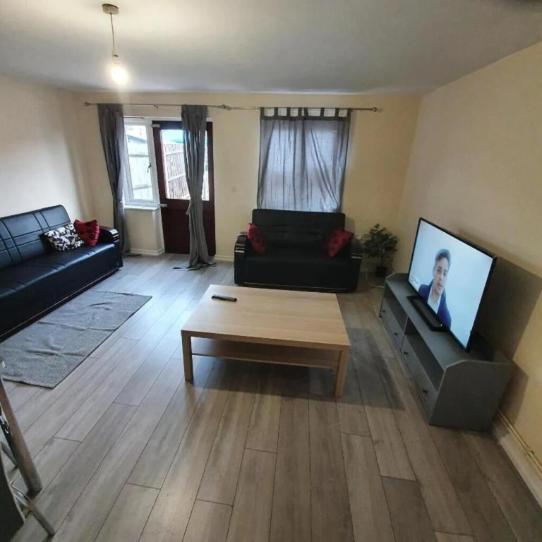 4 Bed House Sleeps 12 - Private Garden - Parking