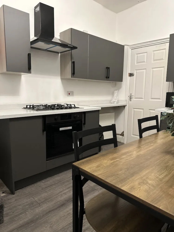 5-bed Apartment in Altrincham Near Airport