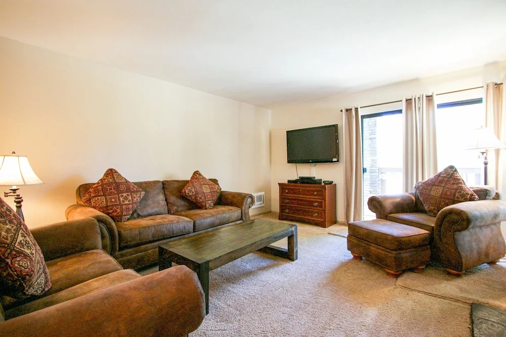 Summit 211 Spacious and Clean, Private Balcony, On Free Shuttle Route by RedAwning