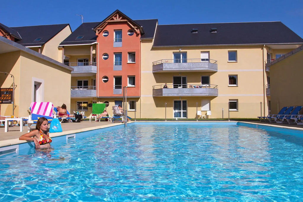 Coastal Stay With Pool in Grandcamp