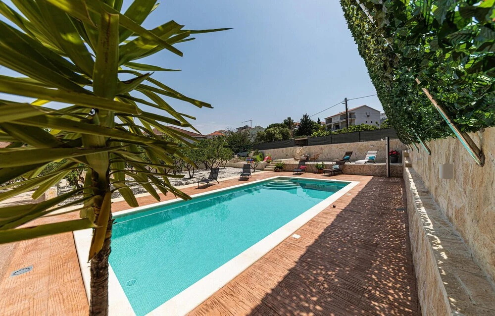Nice Home in Okrug Gornji With 5 Bedrooms, Wifi and Outdoor Swimming Pool