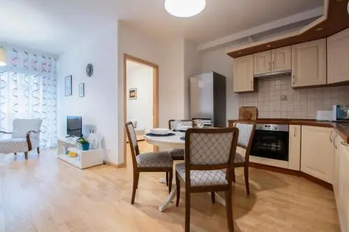 Modern 3 Br Apt with Balcony