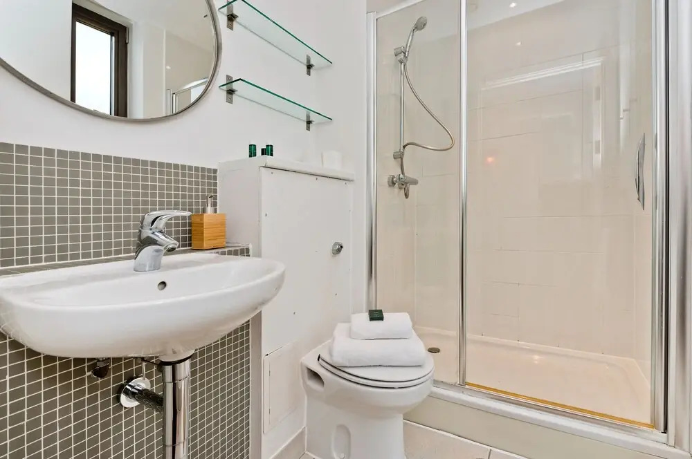 Spacious Flat With Balcony Close to the River in Greenwich by Underthedoormat