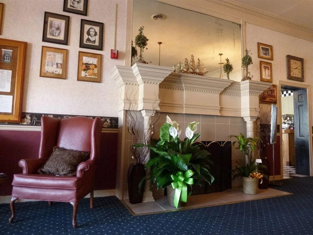 Commodore Hotel & Café