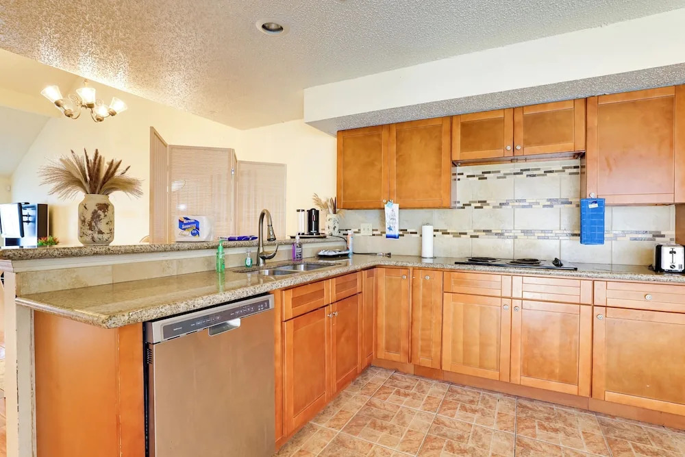 Houston Area Home w/ Yard - 5 Mi to Sugar Lakes!